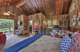 Foto 1 - Snuggle Inn Wimberley Cabin w/ Fire Pit + Deck