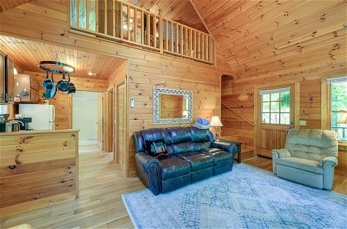 Foto 11 - Cozy Blue Ridge Cabin Rental w/ On-site Stream