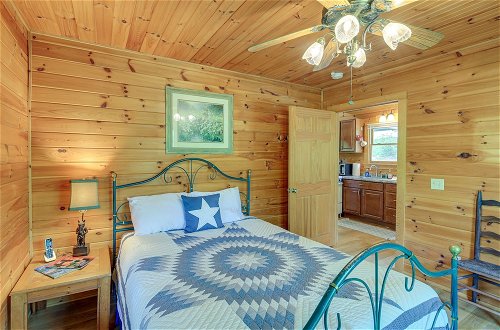 Foto 12 - Cozy Blue Ridge Cabin Rental w/ On-site Stream