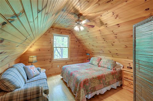 Foto 16 - Cozy Blue Ridge Cabin Rental w/ On-site Stream