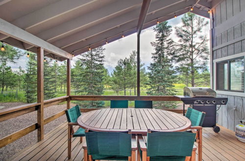 Foto 17 - Bright Pinetop Retreat w/ Fire Pit, BBQ & More