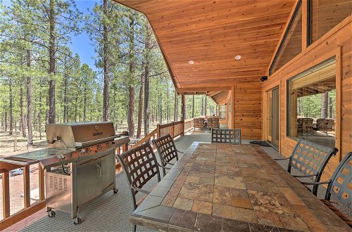 Foto 27 - Expansive Pinetop Cabin w/ Fireplace + Grill