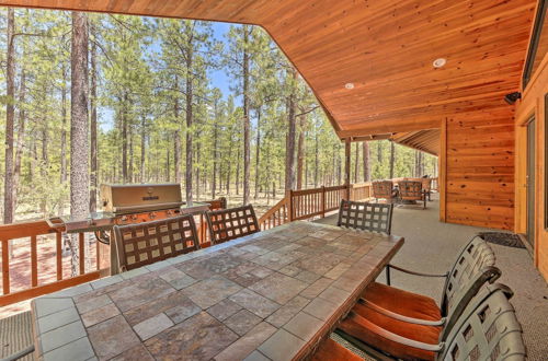 Foto 20 - Expansive Pinetop Cabin w/ Fireplace + Grill