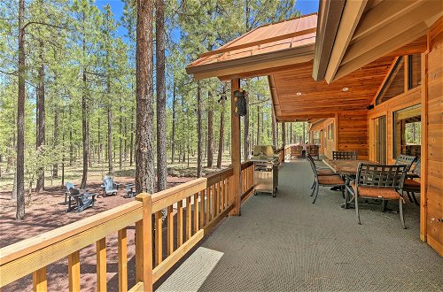Foto 15 - Expansive Pinetop Cabin w/ Fireplace + Grill