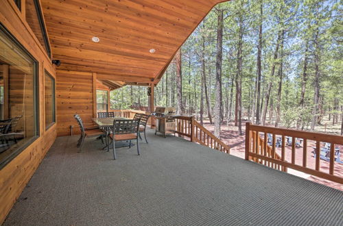 Foto 14 - Expansive Pinetop Cabin w/ Fireplace + Grill