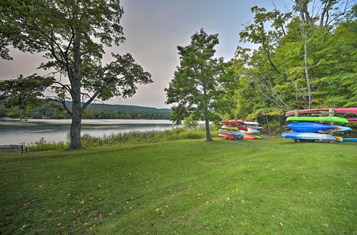 Photo 5 - Cozy Stockbridge Cabin - Walk to Beach & Lake