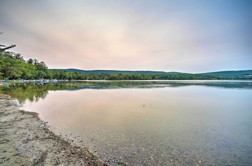 Photo 3 - Cozy Stockbridge Cabin - Walk to Beach & Lake