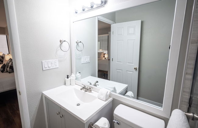Stay Together on The Strip - 3 Bed Condo - Photo 19