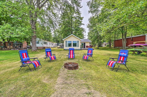 Foto 8 - Cottage on Tubbs Lake w/ Kayaks, Grill & Fire Pit