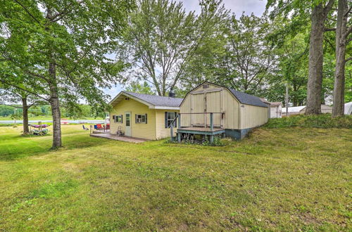 Foto 10 - Cottage on Tubbs Lake w/ Kayaks, Grill & Fire Pit