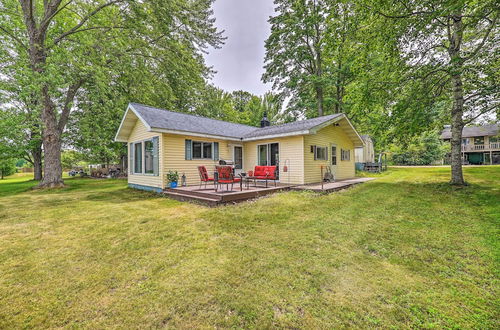 Foto 23 - Cottage on Tubbs Lake w/ Kayaks, Grill & Fire Pit