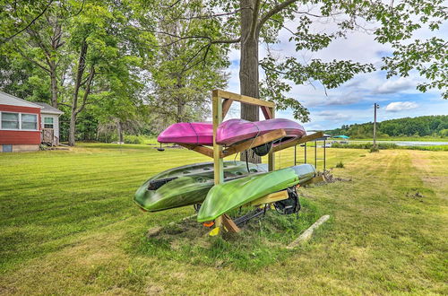 Foto 20 - Cottage on Tubbs Lake w/ Kayaks, Grill & Fire Pit