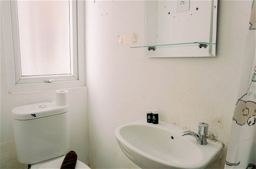 Foto 9 - Warm And Cozy Studio Apartment (No Kitchen) Aeropolis Residence