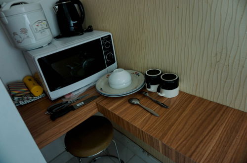 Foto 5 - Warm And Cozy Studio Apartment (No Kitchen) Aeropolis Residence