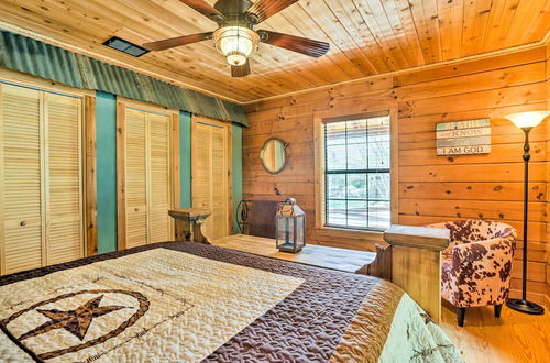 Foto 5 - Cozy New Braunfels Family Cabin w/ Porch & Views