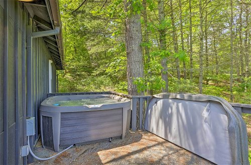 Foto 17 - Catskills Sanctuary w/ Lake Access + Hot Tub