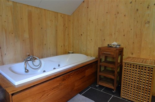 Foto 15 - Comfortable Modern Chalet With Wood Finish