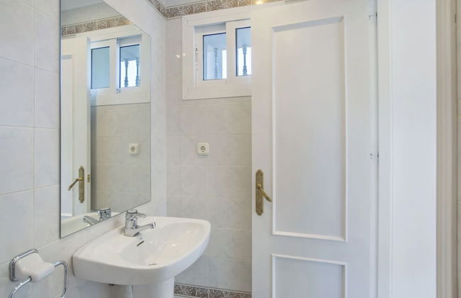Elegant Villa Retreat - Photo 23