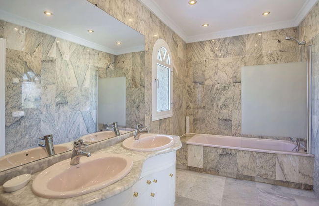 Elegant Villa Retreat - Photo 21