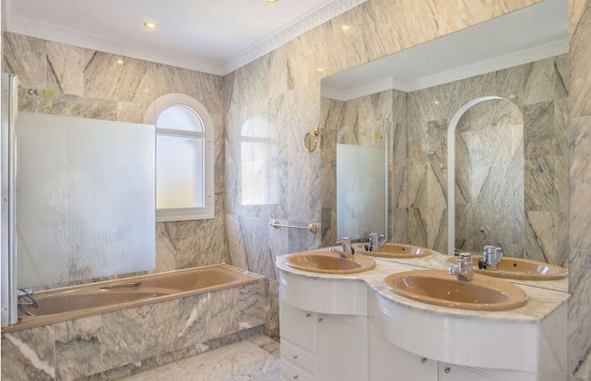 Elegant Villa Retreat - Photo 20
