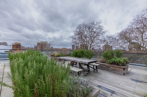 Photo 36 - Elegant & Serene 2BD Flat W/roof Terrace Hoxton