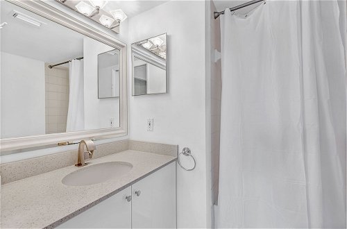 Foto 23 - Modern 2 Bedroom Condo in Aventura