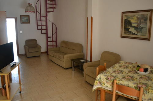 Foto 11 - Charming Holiday Home Near The Beach With A Terrace Parking Available, Pets