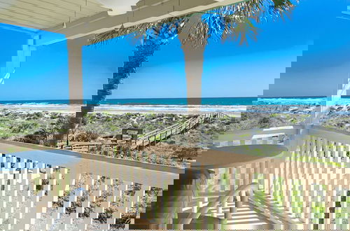 Foto 17 - Oceanfront Serenity at Stylish Sea Haven 212