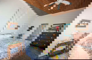 Foto 3 - Sunset Splendor: Historic Beach House With Pool