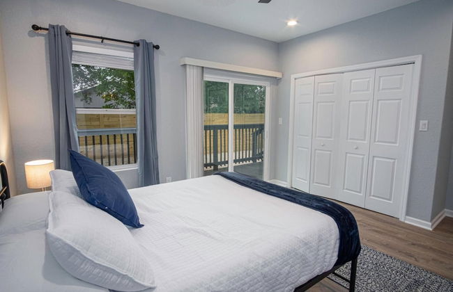 Your Dream Stay 4BR 2BA Near Downtown Riverwalk - Photo 16