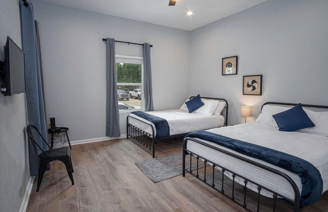 Your Dream Stay 4BR 2BA Near Downtown Riverwalk - Photo 9