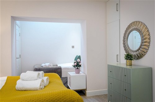 Foto 11 - Designer 2-bed 2-bath Apartment With a Garden
