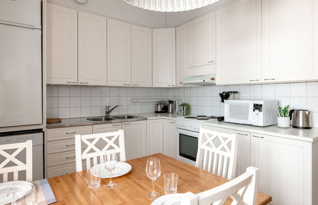 2ndhomes Bright 2BR Apartment - Photo 9