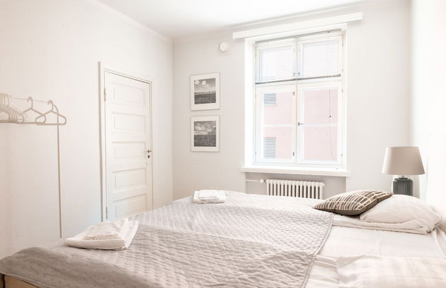 2ndhomes Bright 2BR Apartment - Photo 4