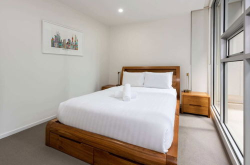 Photo 4 - Convenient 2-bedroom Apt in Docklands With Pool