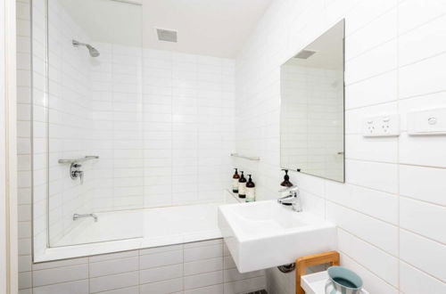 Photo 10 - Convenient 2-bedroom Apt in Docklands With Pool