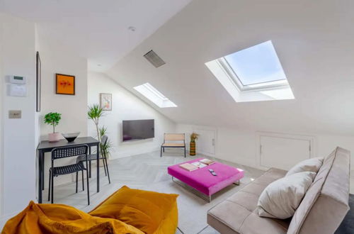 Photo 18 - Chic & Modern 2BD Maisonette in Homerton