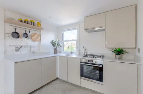 Photo 13 - Chic & Modern 2BD Maisonette in Homerton