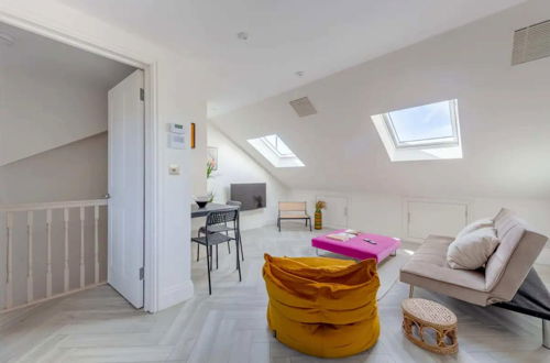 Photo 32 - Chic & Modern 2BD Maisonette in Homerton