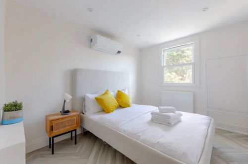 Photo 4 - Chic & Modern 2BD Maisonette in Homerton