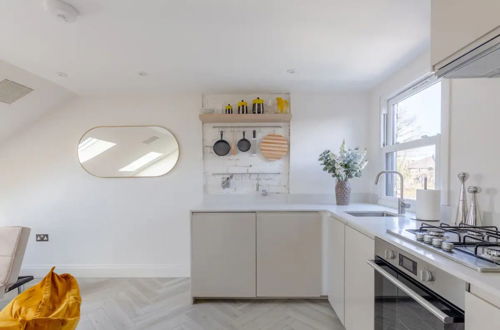 Photo 10 - Chic & Modern 2BD Maisonette in Homerton