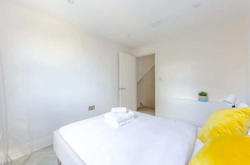 Photo 2 - Chic & Modern 2BD Maisonette in Homerton