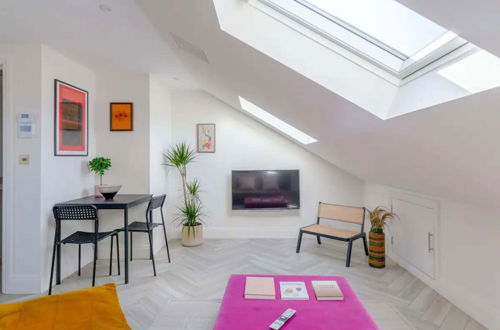 Photo 17 - Chic & Modern 2BD Maisonette in Homerton