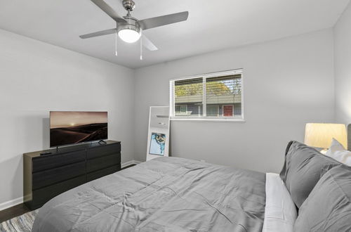 Photo 11 - Stylish 1BR Zilker Evonify