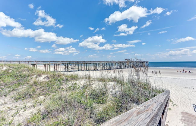 Upper Unit Condo Overlooking Both the Ocean Pier and Swimming Pool by RedAwning - Foto 42