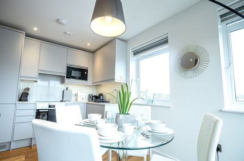 Photo 26 - Deluxe & Chic 1 & 2 Bed Apts near Heathrow, Legoland, & Windsor Slough