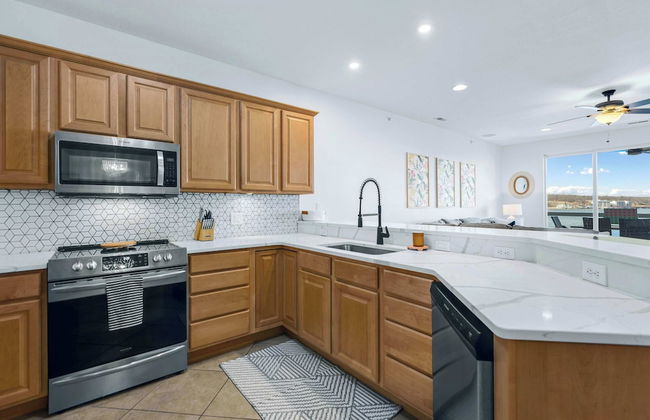 Panoramic Sunset Escape Waterfront Condo for 7! - Foto 13