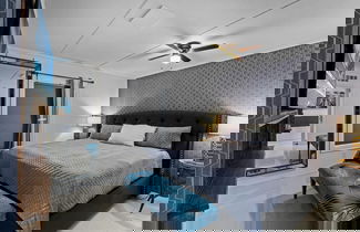 Foto 2 - Luxury Living off Padre Blvd, Walk to Beach & Bay!