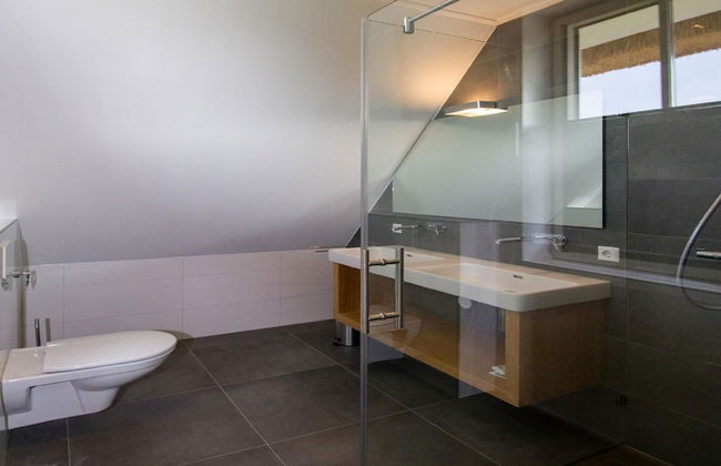 Villa by the Water With Sauna and Terrace - Foto 10