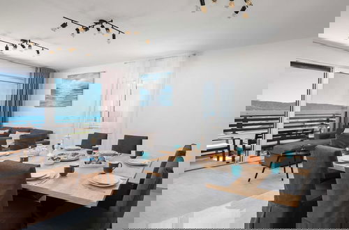 Foto 13 - Shimmering Sea Apartment With Terrace